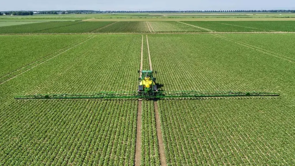 John Deere veldspuit in actie op akker – LMB Antens & Rijsbosch