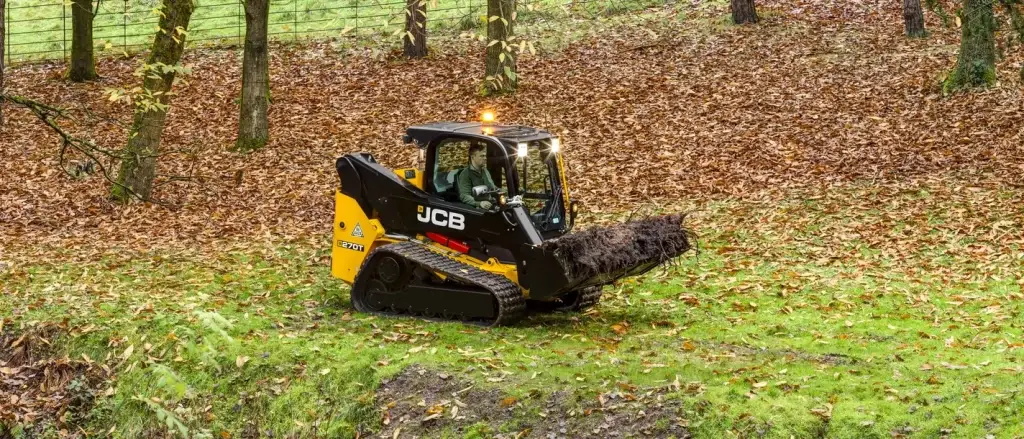 JCB rupslader aan het werk op modderig terrein – LMB Antens & Rijsbosch