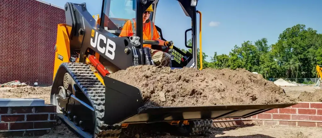 Chauffeur gebruikt JCB 270T rupslader voor laadwerkzaamheden