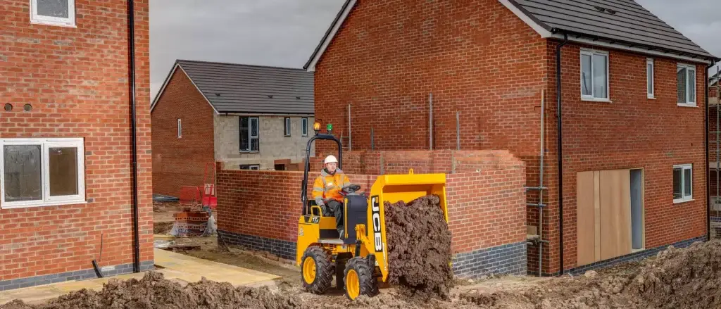 JCB wieldumper vervoert grond op bouwplaats – LMB Antens & Rijsbosch