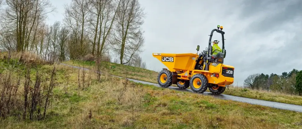 Chauffeur bestuurt JCB 6T-2 wieldumper tijdens grondverzet