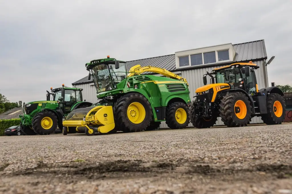 Nieuwe en tweedehands machines in de showroom van LMB Antens