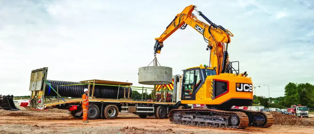 Chauffeur bestuurt JCB X-serie graafmachine op bouwterrein