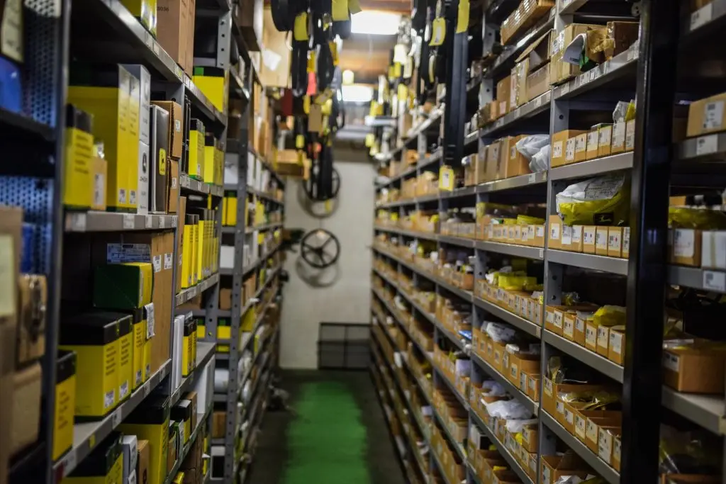 Magazijnmedewerker pakt onderdelen uit het schap bij LMB Antens