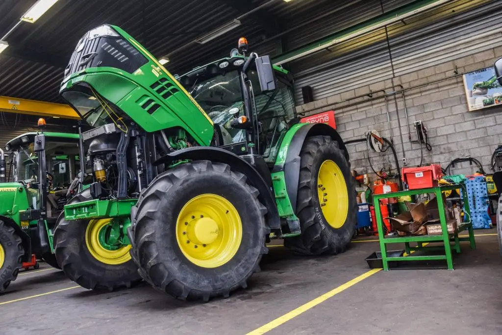 Monteur voert technische aanpassing uit aan landbouwmachine