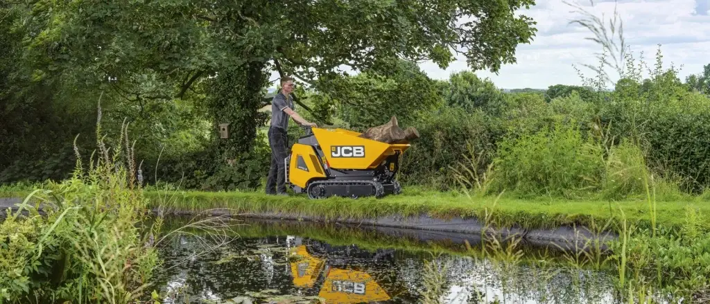 JCB rupsdumper aan het werk in tuin of bouwplaats – LMB Antens & Rijsbosch