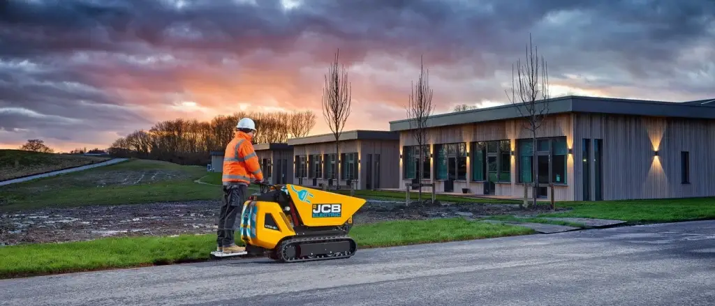 Chauffeur gebruikt JCB HTD-5E rupsdumper bij renovatieproject
