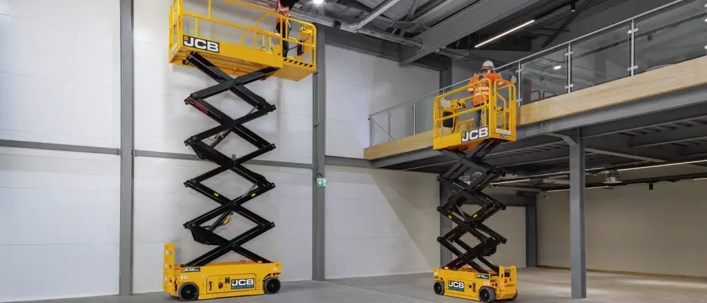 JCB schaarhoogwerker in gebruik bij onderhoudswerk – LMB Antens & Rijsbosch