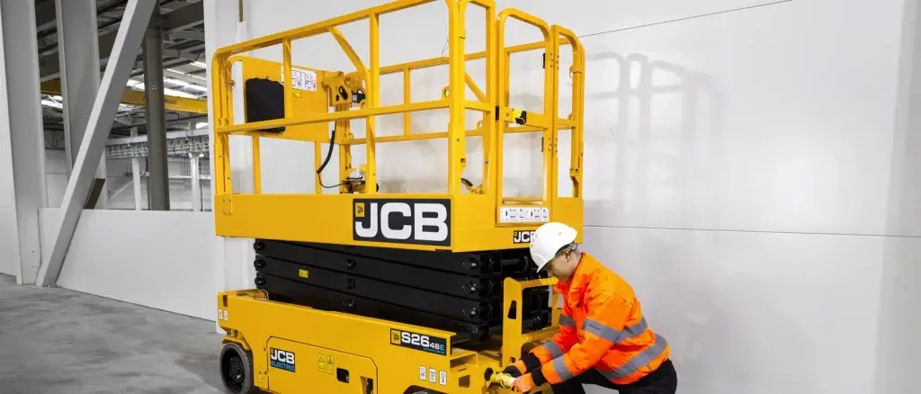 Monteur werkt op hoogte met JCB elektrische schaarhoogwerker