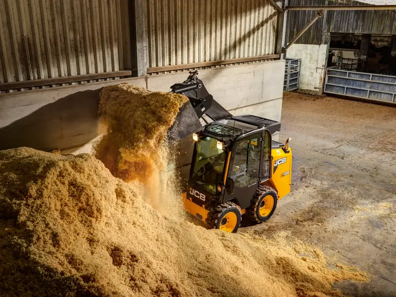 Chauffeur gebruikt JCB 215 schranklader voor laadwerkzaamheden
