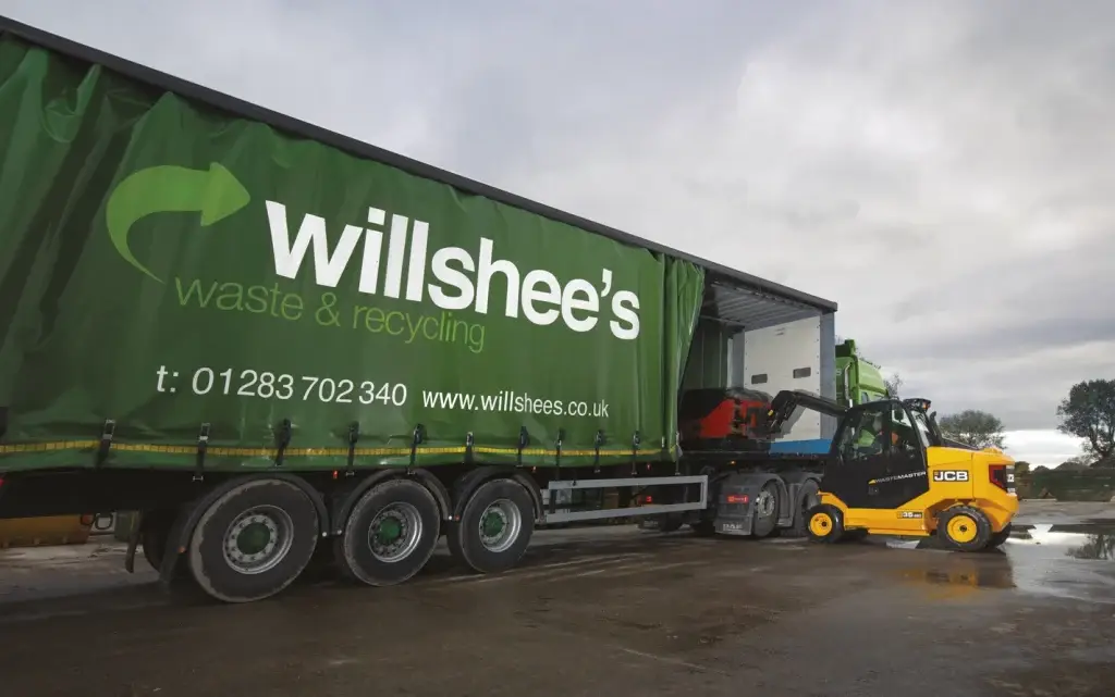 Chauffeur verplaatst materialen met JCB 940 vorkheftruck