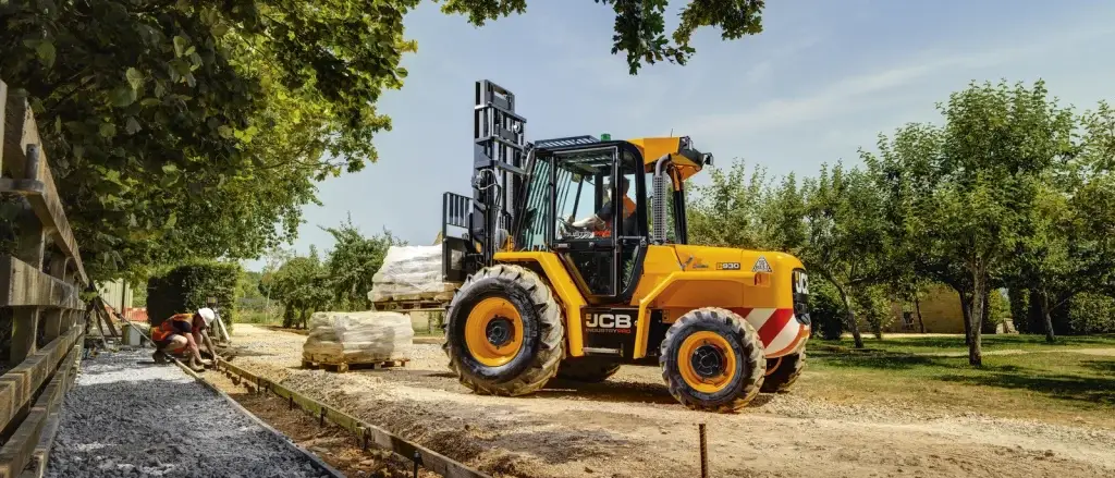 JCB vorkheftruck aan het werk op bouwterrein – LMB Antens & Rijsbosch