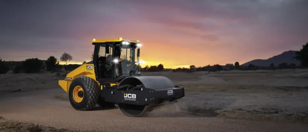 Monteur van LMB Antens & Rijsbosch onderhoudt JCB wals in werkplaats