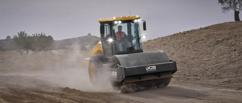 JCB wals aan het werk op bouwplaats – LMB Antens & Rijsbosch
