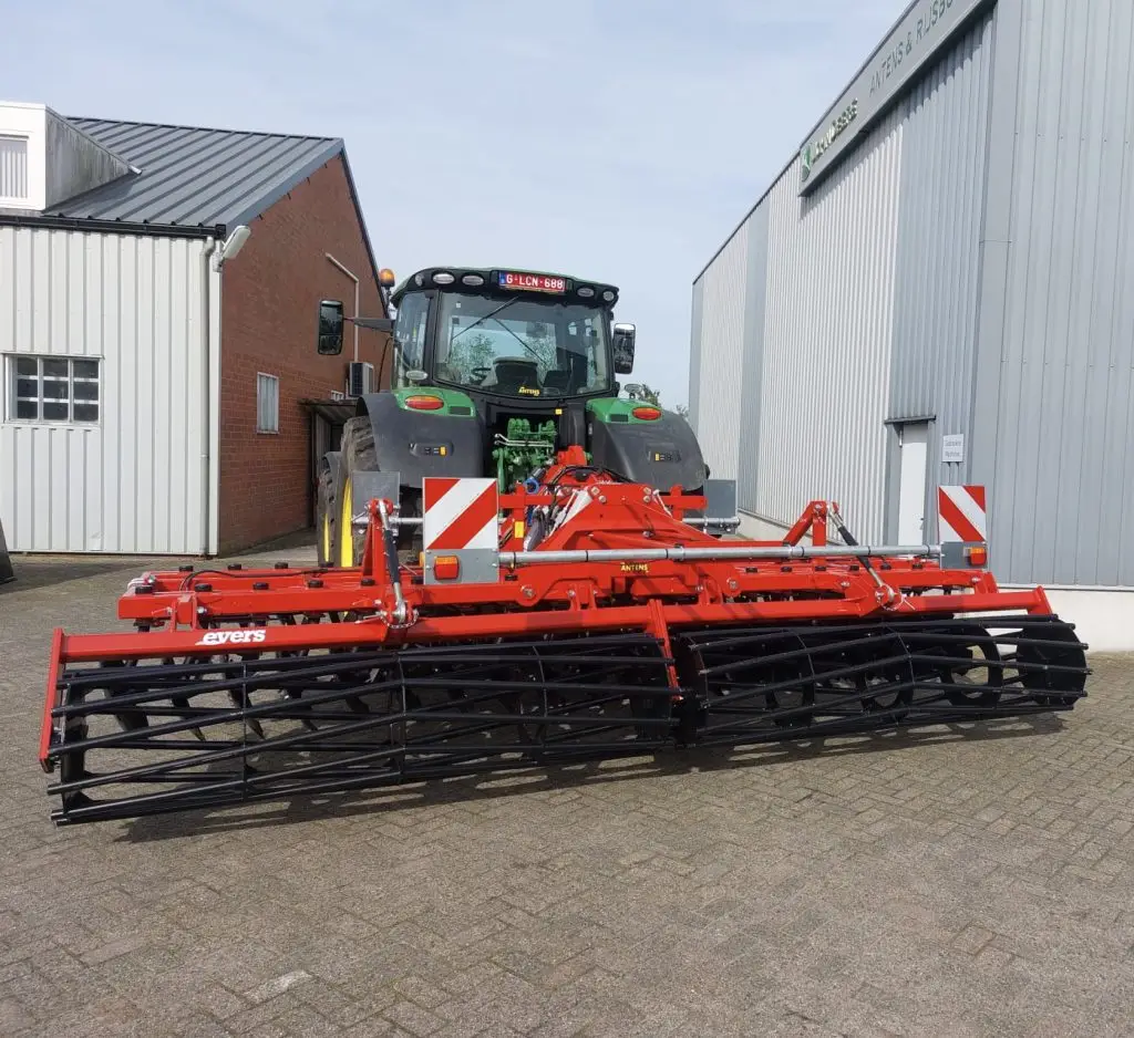 Evers woeler aan het werk in akkerbouwperceel – LMB Antens & Rijsbosch