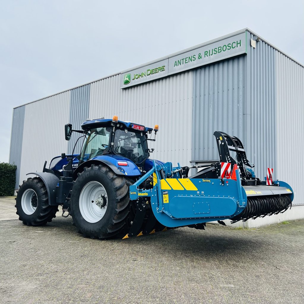 Monteur van LMB Antens & Rijsbosch onderhoudt Imants spitmachine