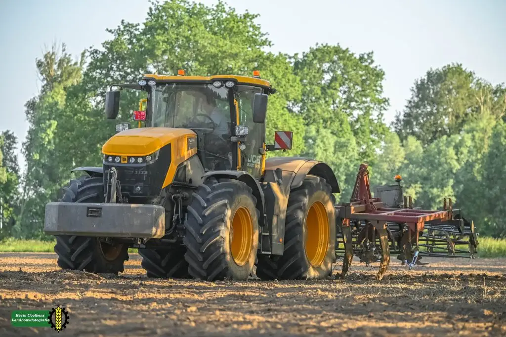 JCB Fastrac op de weg tijdens transport – LMB Antens & Rijsbosch