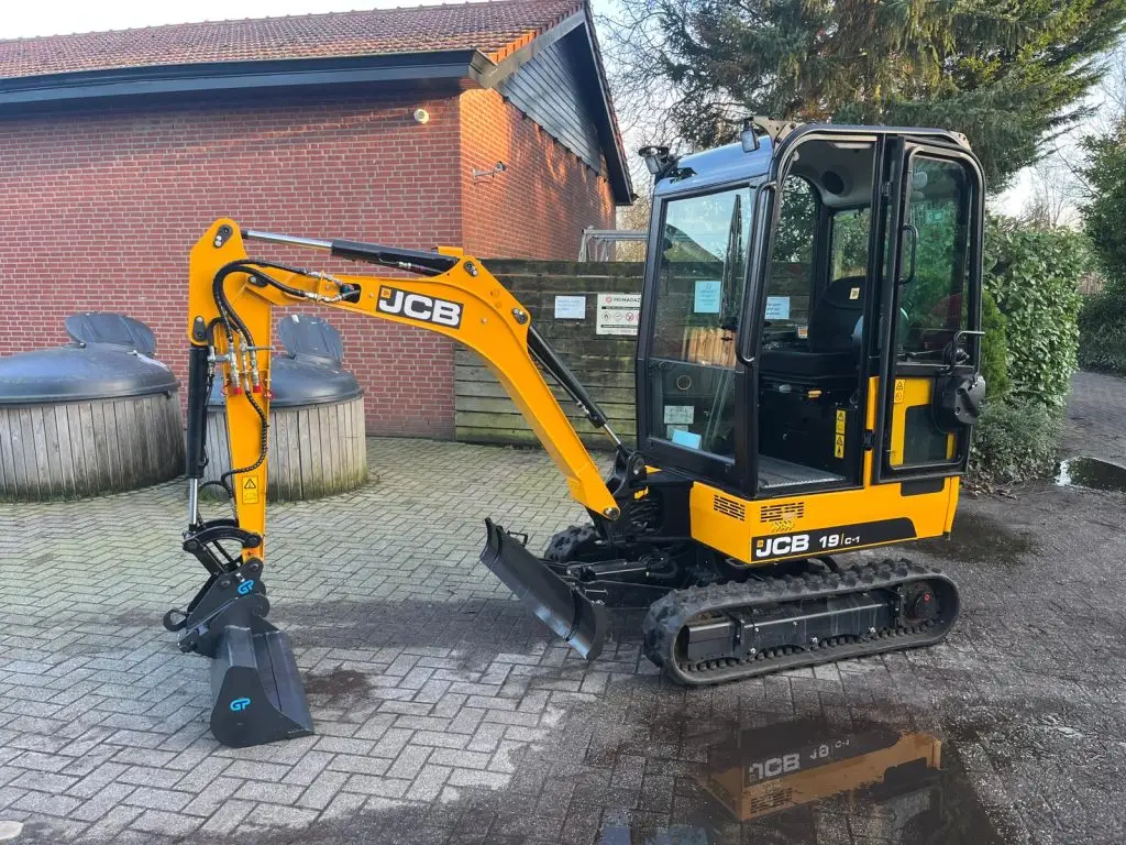 Chauffeur gebruikt JCB 8026 CTS minigraver bij grondwerk