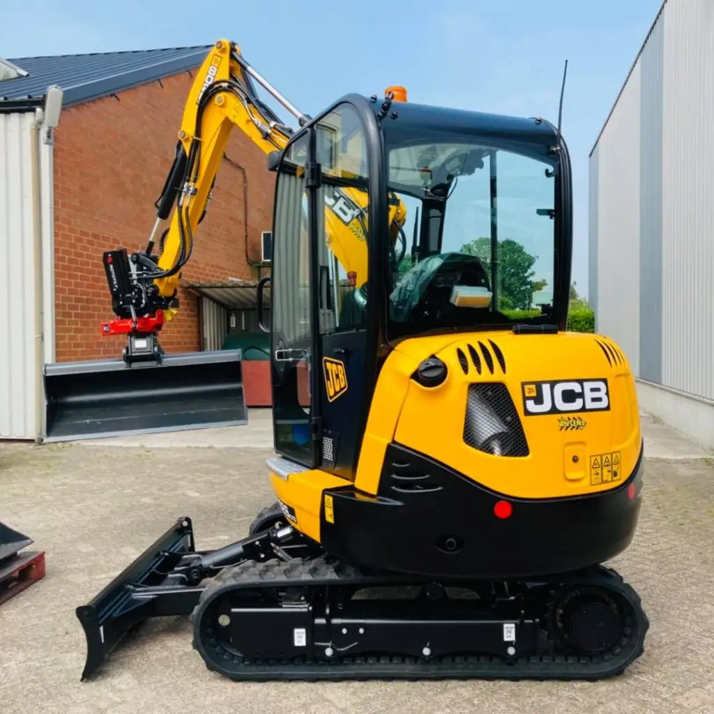 JCB minigraver aan het werk in tuin of erf – LMB Antens & Rijsbosch