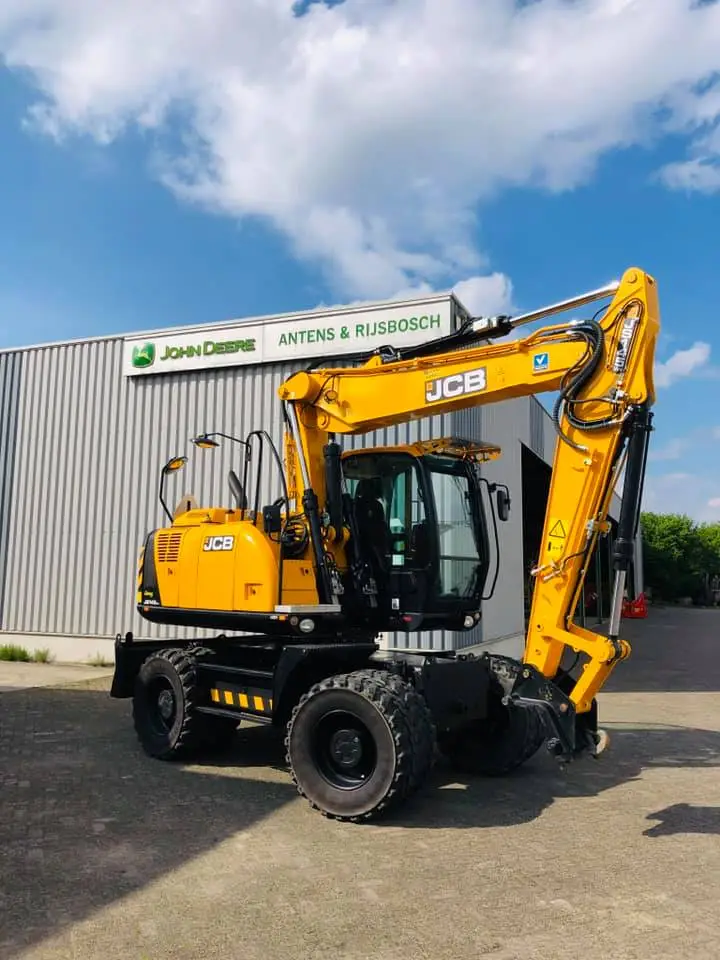 JCB mobiele graafmachine aan het werk op bouwterrein – LMB Antens & Rijsbosch