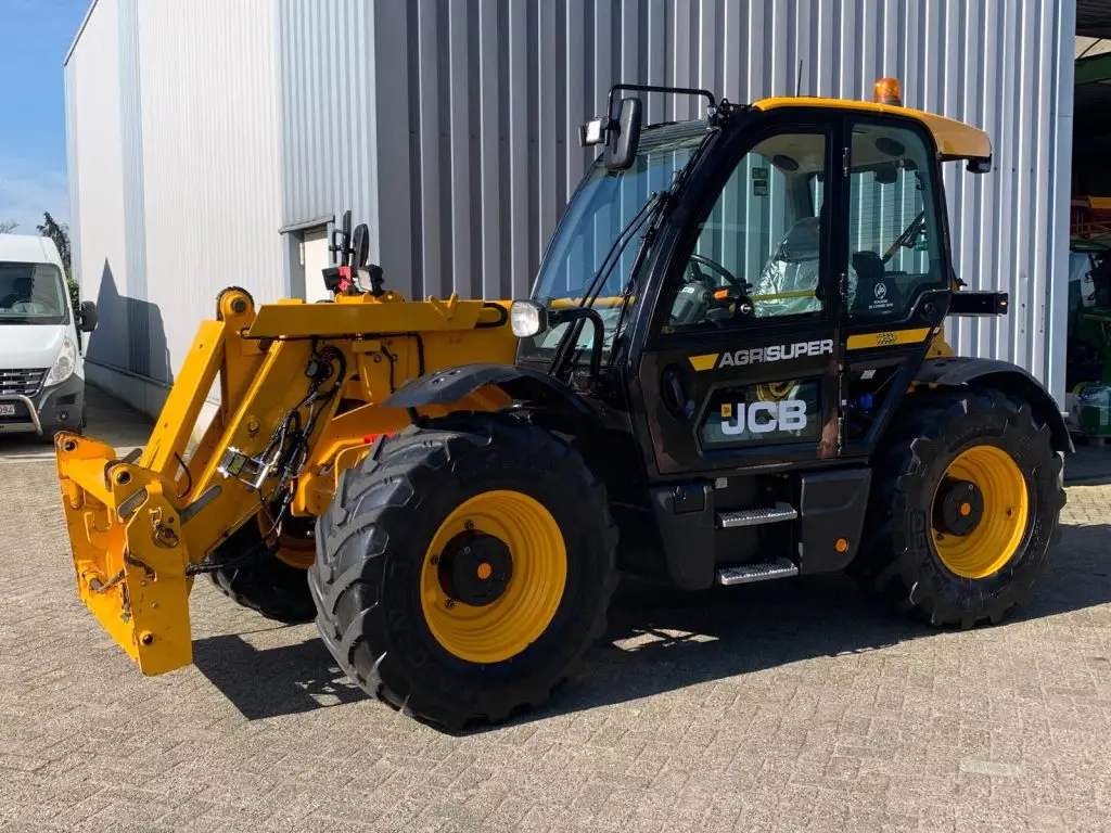 Chauffeur bestuurt JCB AGRI verreiker tijdens laadwerkzaamheden
