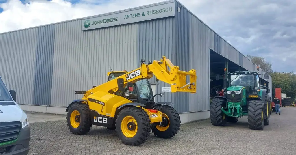 JCB verreiker aan het werk bij landbouwbedrijf – LMB Antens & Rijsbosch