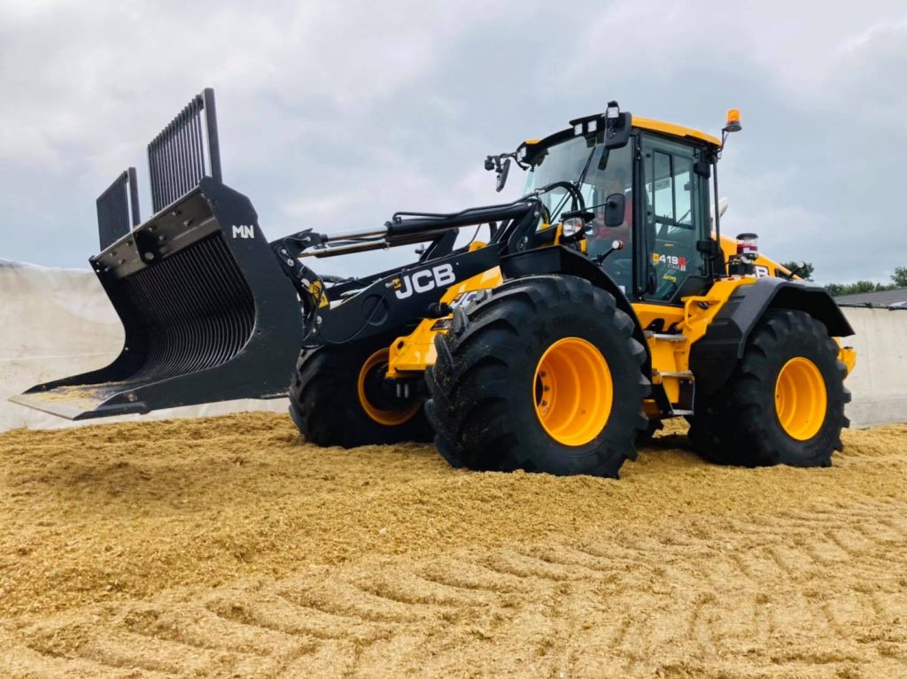 JCB wiellader aan het werk op bouwterrein – LMB Antens & Rijsbosch
