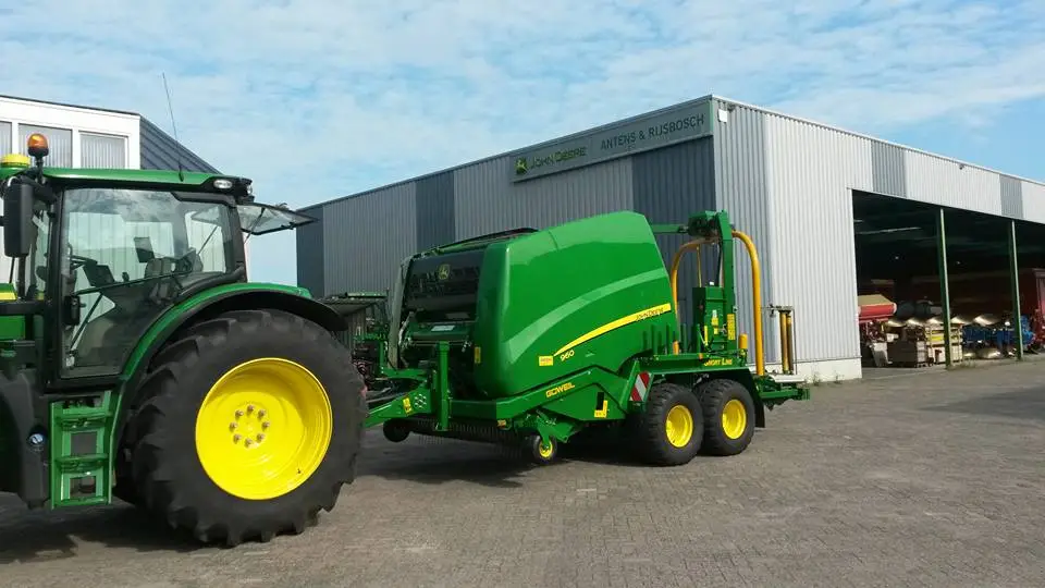 John Deere rondebalenpers aan het werk in grasveld – LMB Antens & Rijsbosch