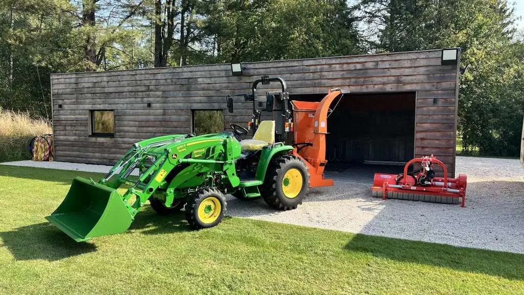John Deere compacttractor in actie op erf of tuin – LMB Antens & Rijsbosch