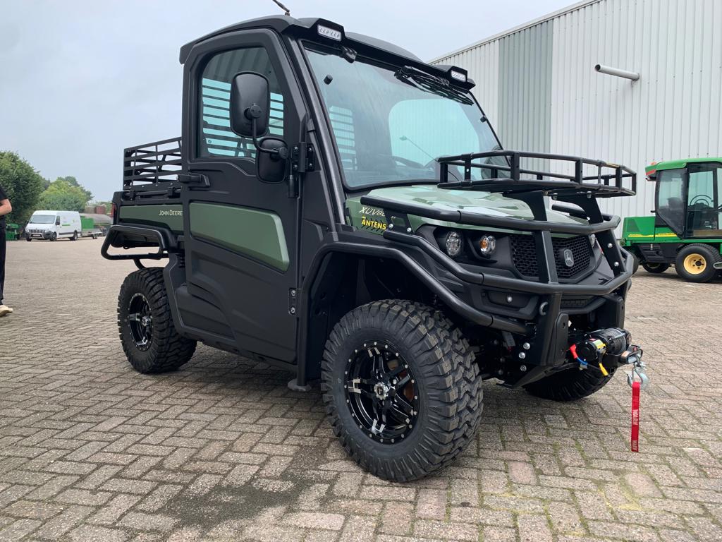 John Deere Gator transporter vervoert materialen op erf – LMB Antens & Rijsbosch