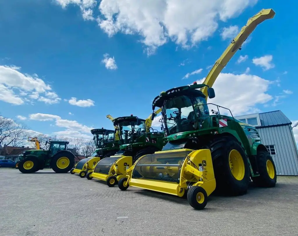 John Deere hakselaar aan het werk in maïsveld – LMB Antens & Rijsbosch