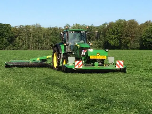 John Deere maaier-kneuzer aan het werk op grasveld – LMB Antens & Rijsbosch