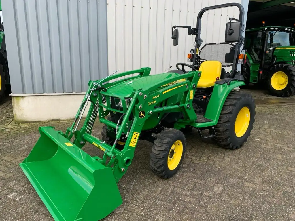 John Deere tractor met voorlader aan het werk op het erf – LMB Antens & Rijsbosch