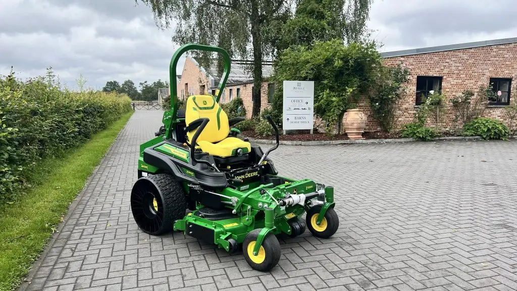 Hovenier maait terrein met John Deere zitmaaier