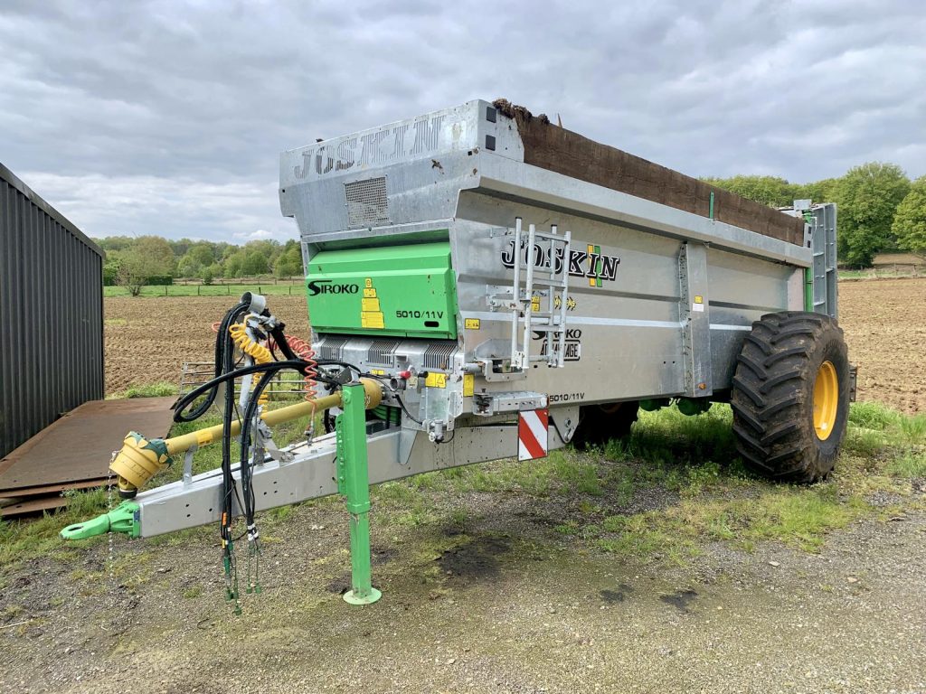 Joskin silagewagen vervoert gewas op akker
