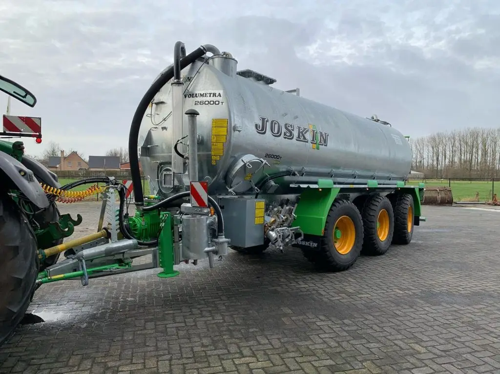 Joskin mesttank in actie op het land – LMB Antens & Rijsbosch