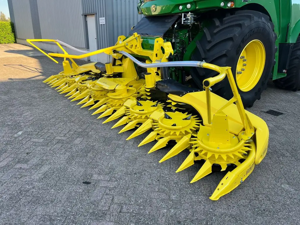 Kemper voorzetstuk aan het werk in mais – LMB Antens & Rijsbosch