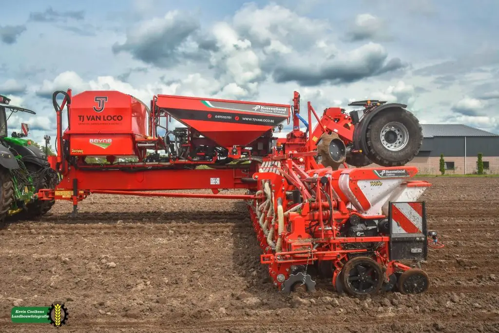 Kverneland ploeg aan het werk op akker – LMB Antens & Rijsbosch