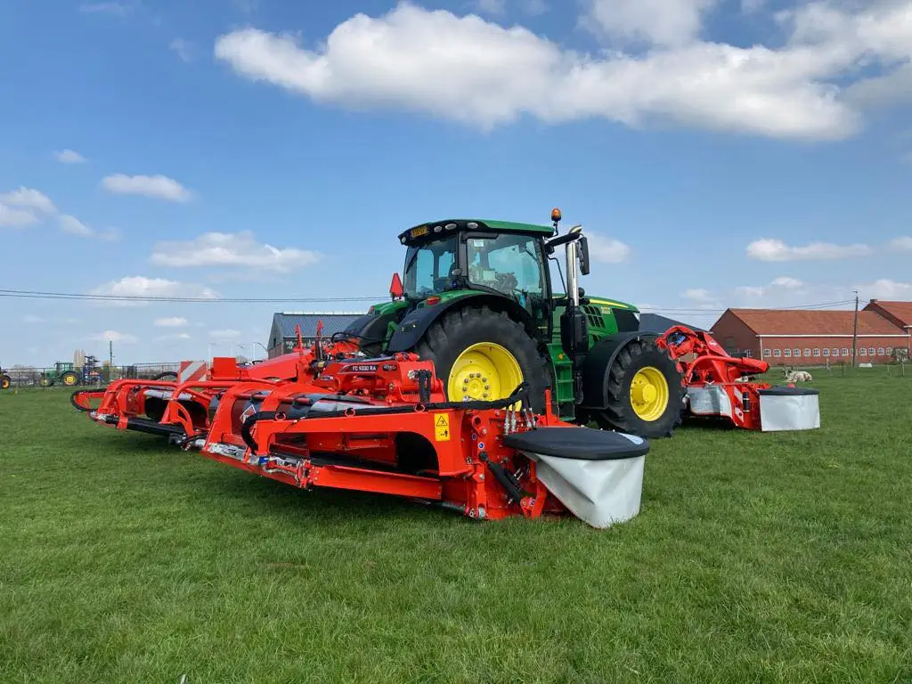 KUHN maaier-kneuzer aan het werk in grasland – LMB Antens & Rijsbosch