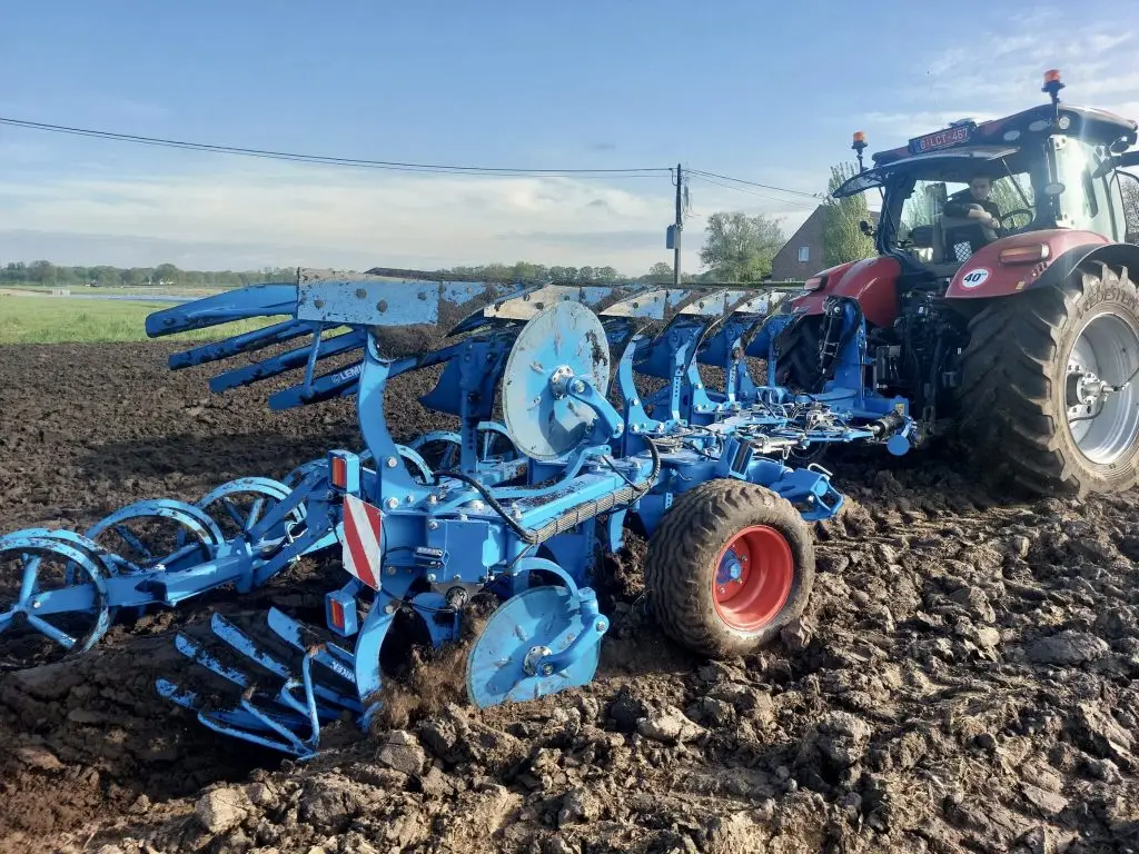 Lemken ploeg aan het werk op akker – LMB Antens & Rijsbosch