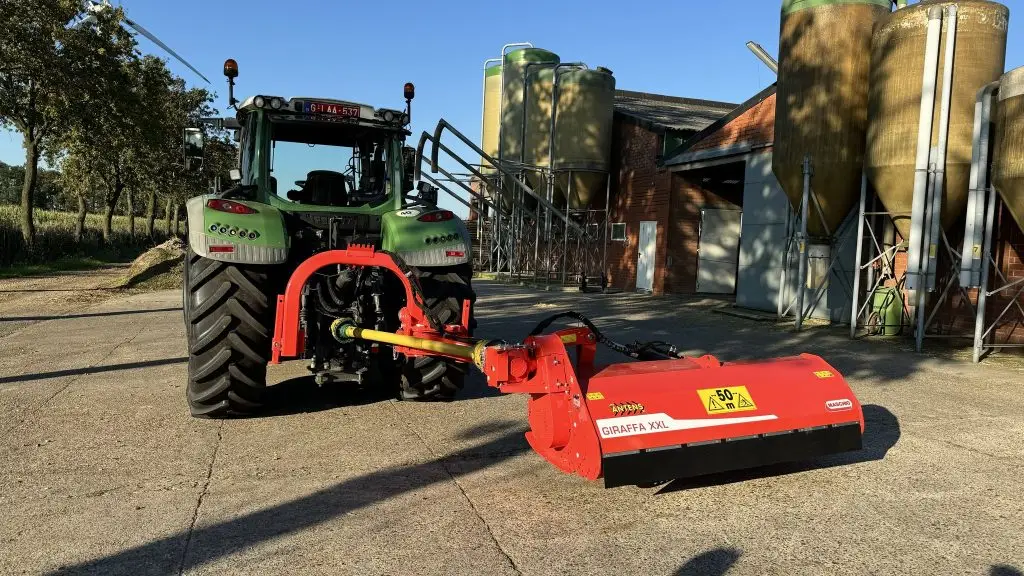Maschio klepelmaaier onderhoudt berm en groenstrook