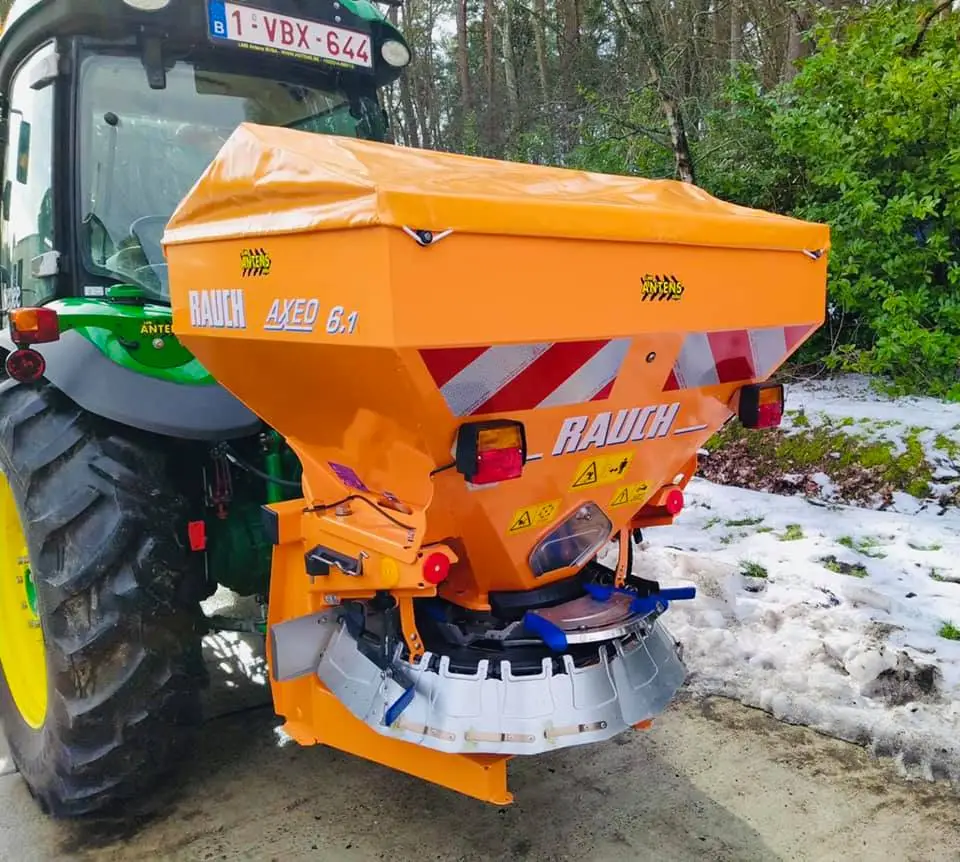 Rauch AXIS kunstmeststrooier aan het werk op akker – LMB Antens & Rijsbosch