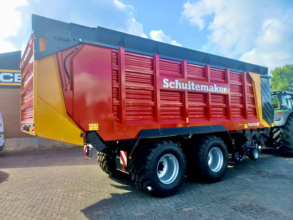 Monteur van LMB Antens & Rijsbosch onderhoudt Schuitemaker landbouwmachine