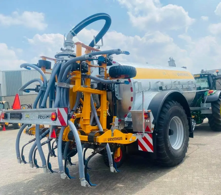 Veenhuis mesttank aan het werk op grasland – LMB Antens & Rijsbosch