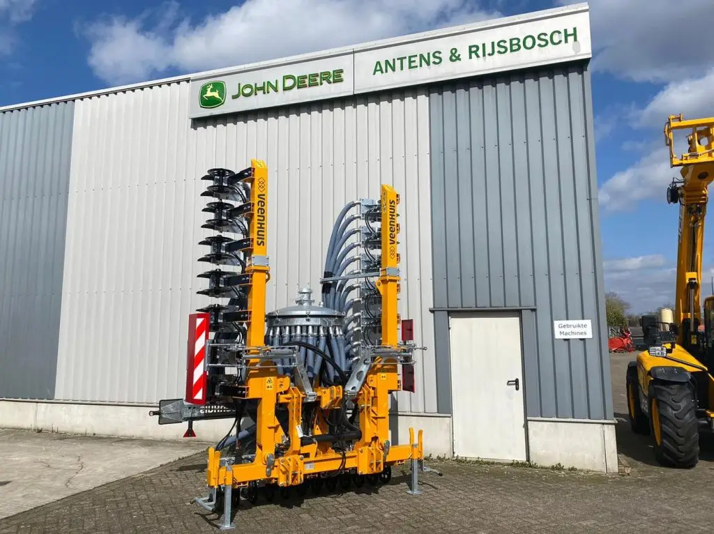 Monteur van LMB Antens & Rijsbosch onderhoudt Veenhuis mesttechniek